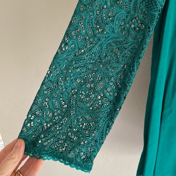 Gorgeous emerald green lace top - Picture 2 of 6